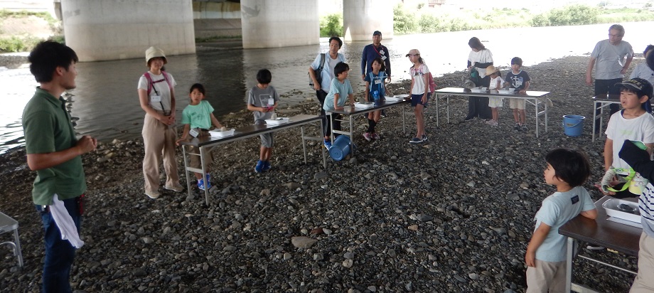 猪名川の河原で体験学習